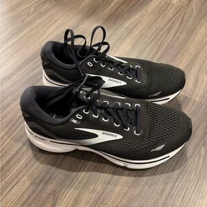 Brooks women’s Black and White Athletic Shoes